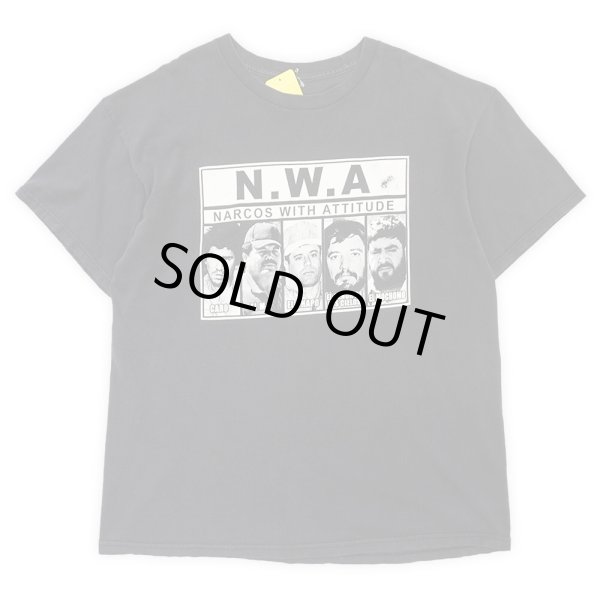 画像1: 00's N.W.A "NARCOS WITH ATTITUDE" パロディプリントTシャツ (1)