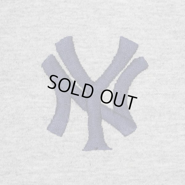 画像2: 80-90's New York Yankees ロゴ刺繍Tシャツ “Old Russell Body” (2)