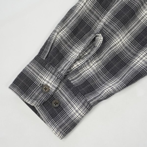 画像4: 90-00's ST.JOHN'S BAY フランネルボタンダウンシャツ "Gray Ombre Plaid" (4)