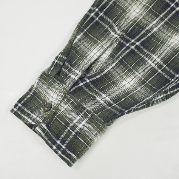 画像4: 90-00's ST.JOHN'S BAY フランネルボタンダウンシャツ "Olive Ombre Plaid" (4)