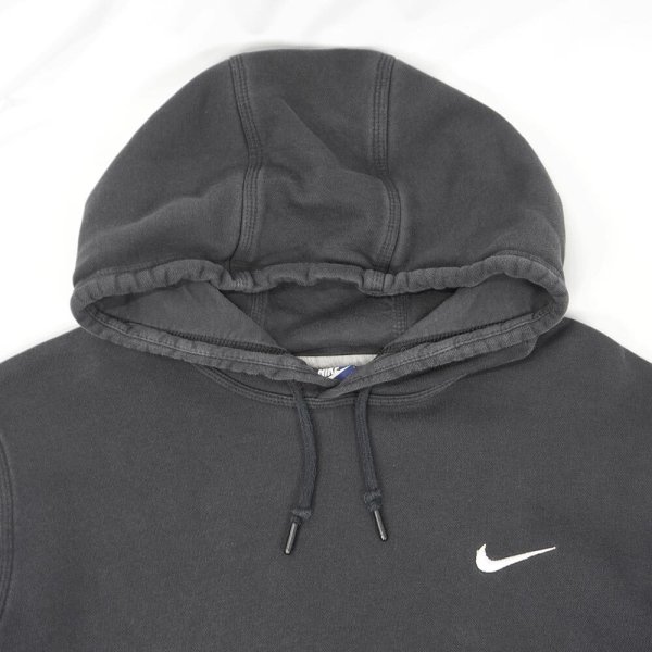 画像3: 00's NIKE スウォッシュロゴ刺繍 スウェットパーカー "FADE BLACK" (3)